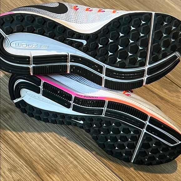 👟Nike Women's Athletic Shoes - Gray and Pink - Picture 7 of 10